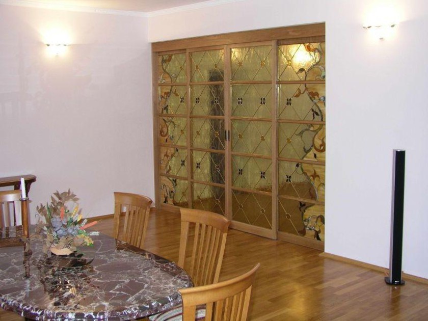 Перегородка для гостиной с цветным стеклом и декоративными вставками Новороссийск