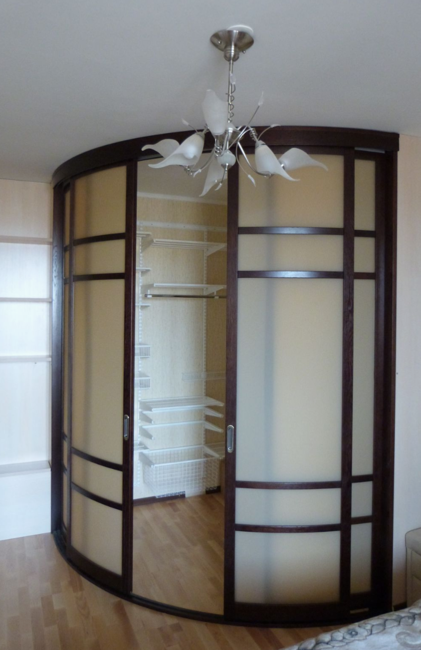 Радиусная полукруглая угловая гардеробная комната Новороссийск
