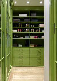 Г-образная гардеробная комната в зеленом цвете Новороссийск