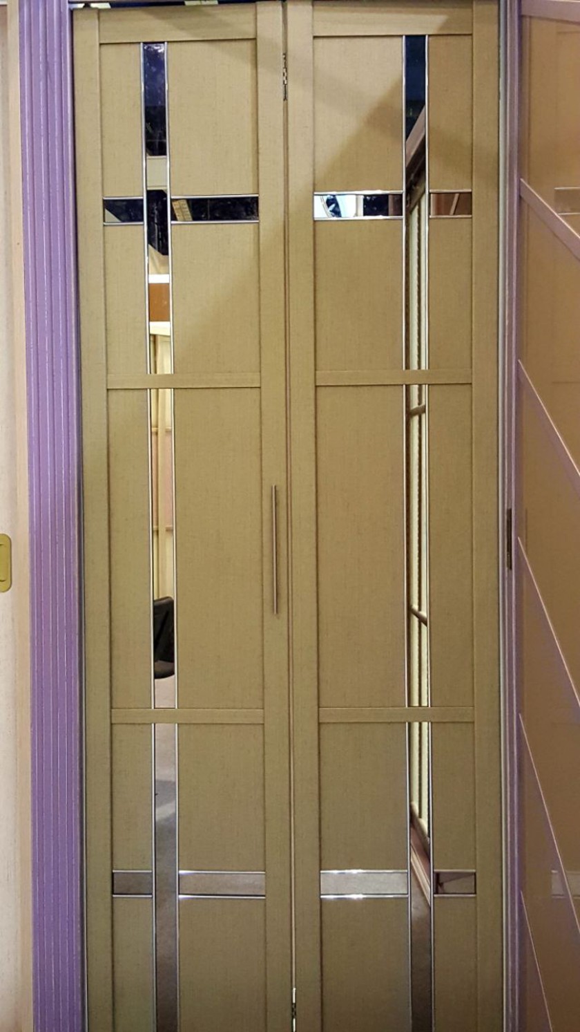 Двери гармошка шпонированные с зеркальным декором Новороссийск